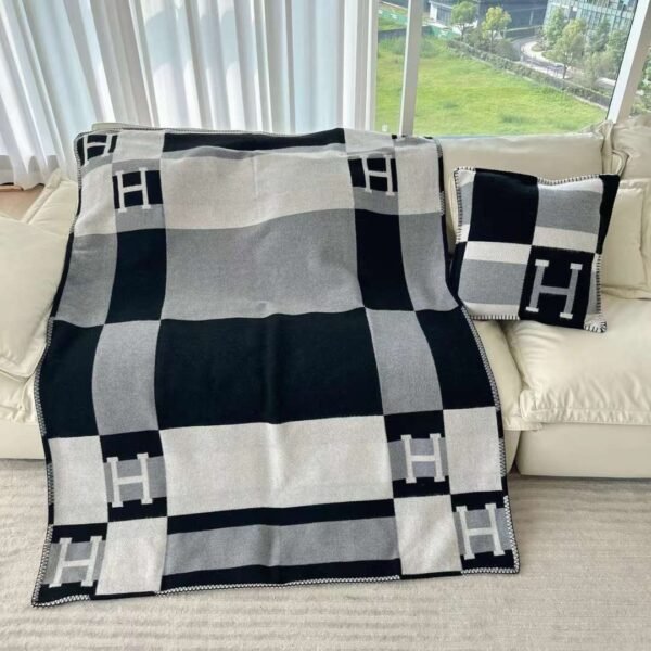 Blankets and pillows - Image 2