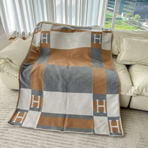 Blankets and pillows - Image 3