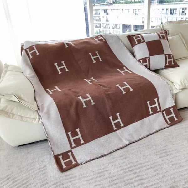 Blankets and pillows - Image 4