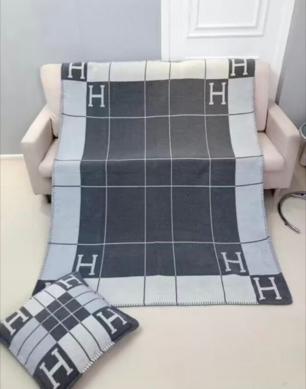 Blankets and pillows - Image 5