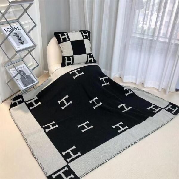 Blankets and pillows - Image 6