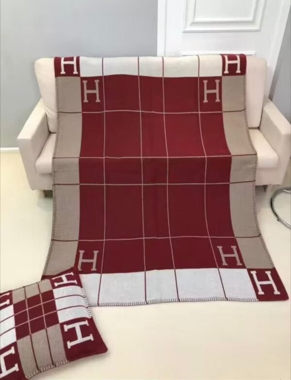 Blankets and pillows - Image 7